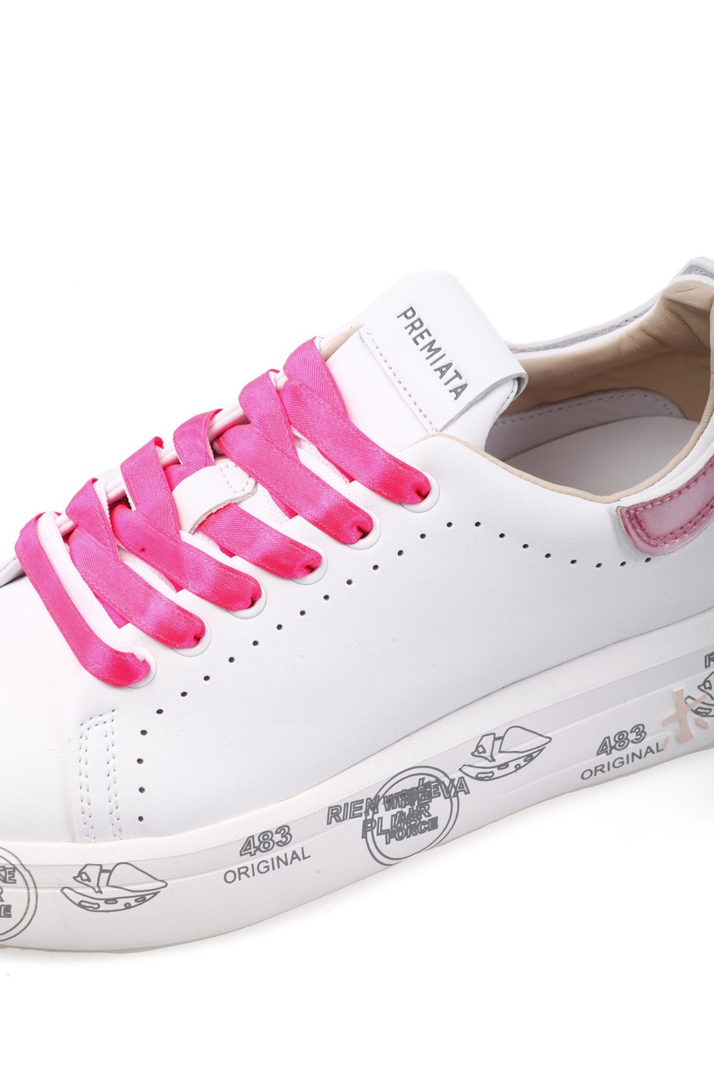 shop PREMIATA Saldi Scarpa: Premiata sneakers "Belle".
Pelle bianca con punta arrotondata e dettaglio in tessuto rosa perlato sovrapposto alla pelle bianca sul tallone.
Logo Premiata sulla linguetta e suola oversize in gomma caratterizzata dai leggendari timbri che rinforzano l'unicità del Brand.
Altezza Suola 4,2 cm.
Fusbet Interno 24,8 cm.
Suola: 85% EVA 15% Gomma.
Tomaia: 75% Pelle di vitello 15% PA 10% PU.
Fodera: 86% Pelle di capra 14% Pelle di vitello.
Fabbricata in Vietnam.. BELLE-6281 number 7182067